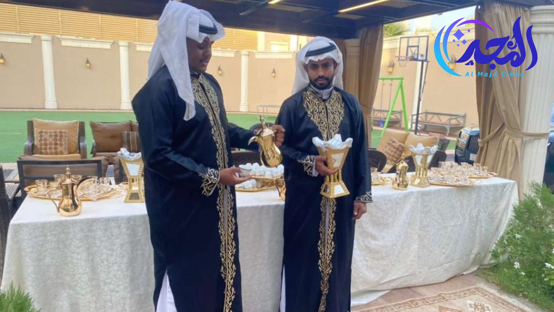 قهوجي حائل وصبابين بالزي السعودي